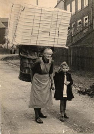 Transport von Christbaumschmuck um 1920